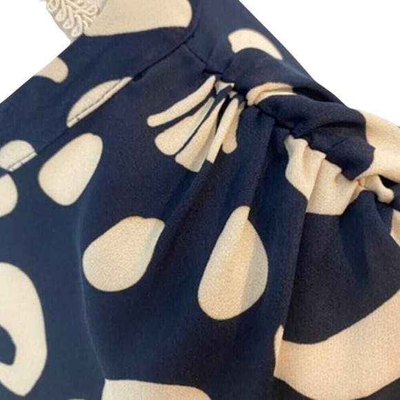 Alex Marie Button Front Navy & Cream Shell Print Short Sleeve Blouse NWT Size M - Picture 3 of 8